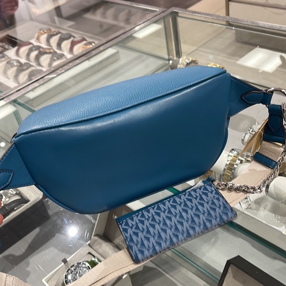 MICHAEL KORS
Maisie Large Pebbled Leather 2-in-1 Sling Pack
Teal
NWT - Picture 8 of 16